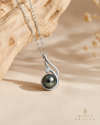 Close-up view of the Abyss Pearl Pendant and Tahitian black pearl