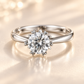 Élysia Diamond Ring with 1 carat round brilliant lab-grown diamond in snowflake-inspired setting