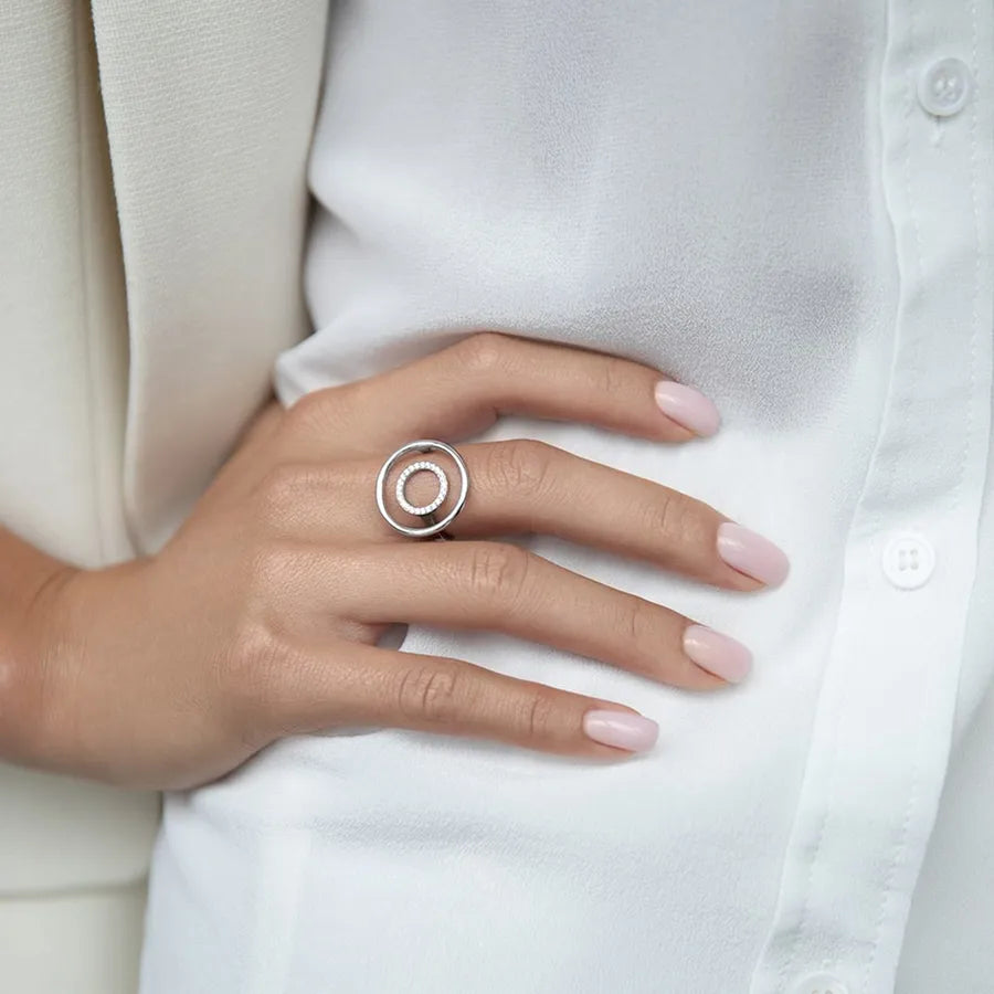 Side view of the Avelis Geometric Ring three-dimensional platinum-plated form